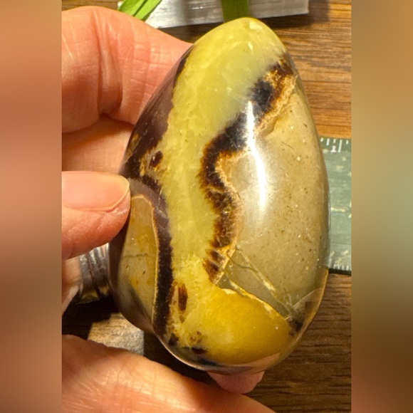 Beautiful Septarian heart shaped palm stone #1 - Picture 11 of 16